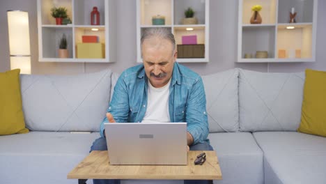Anciano-Enojado-Mirando-La-Computadora-Portátil.